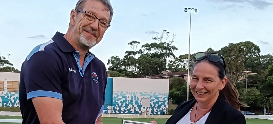 Carolyn Whiteley receives her volunteer award from Phill Edwards