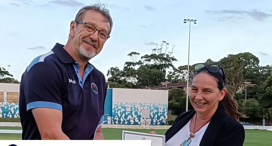 Carolyn Whiteley receives her volunteer award from Phill Edwards